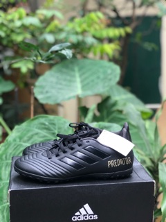 Giày đá bóng Adidas