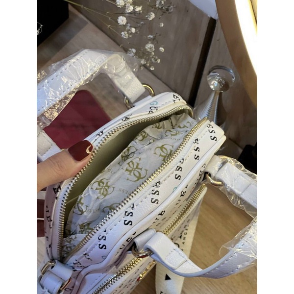 Túi Xách Đeo Chéo Gu.ess Crossbody