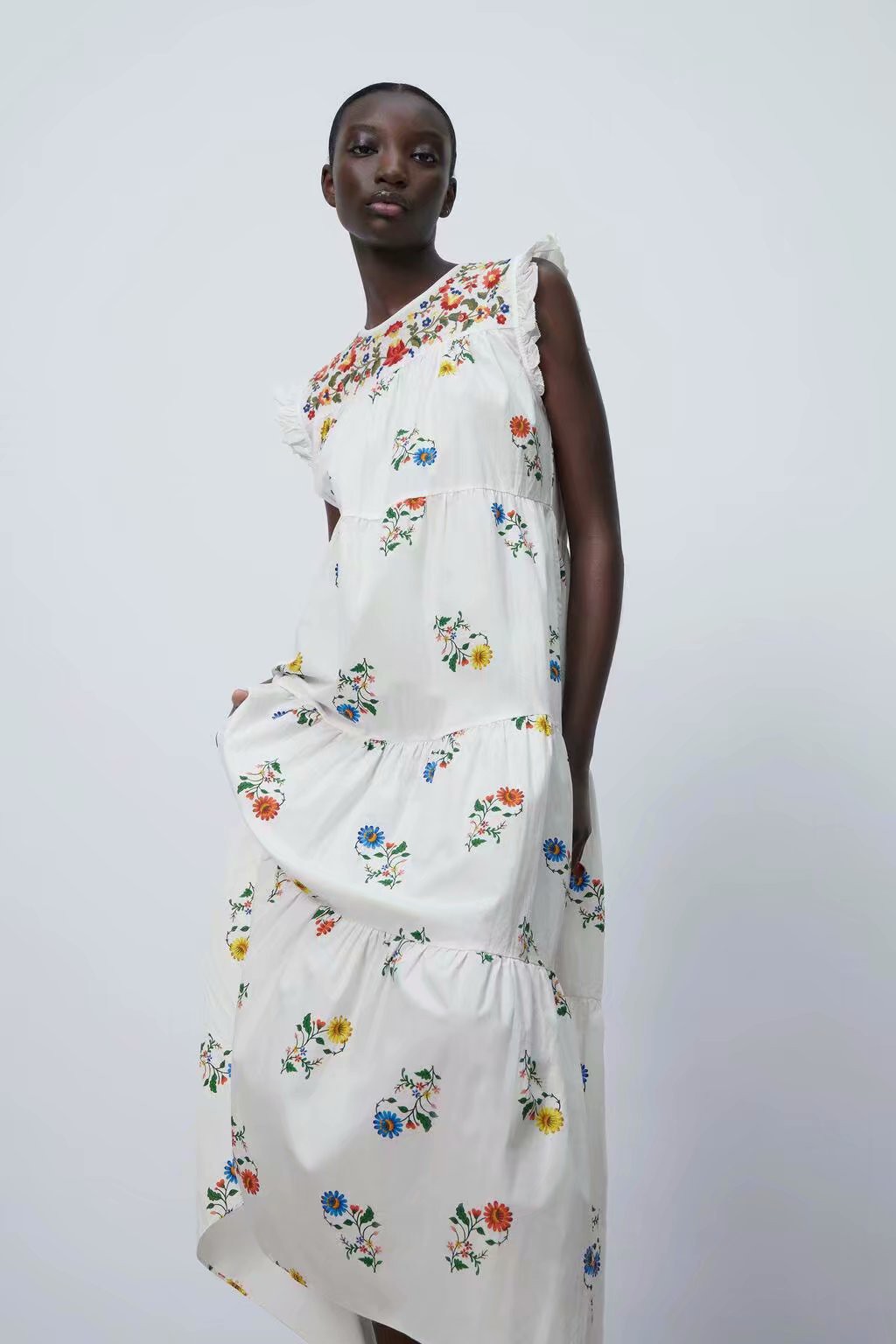 Đầm Trắng Thêu Họa Tiết Phong Cách Châu Âu Thời Trang Xuân Hè 2021 C2377