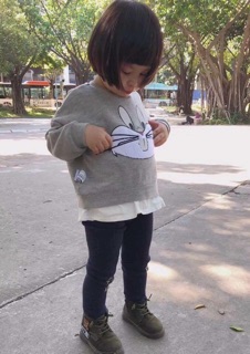 Áo nỉ Zara thỏ vạt trắng