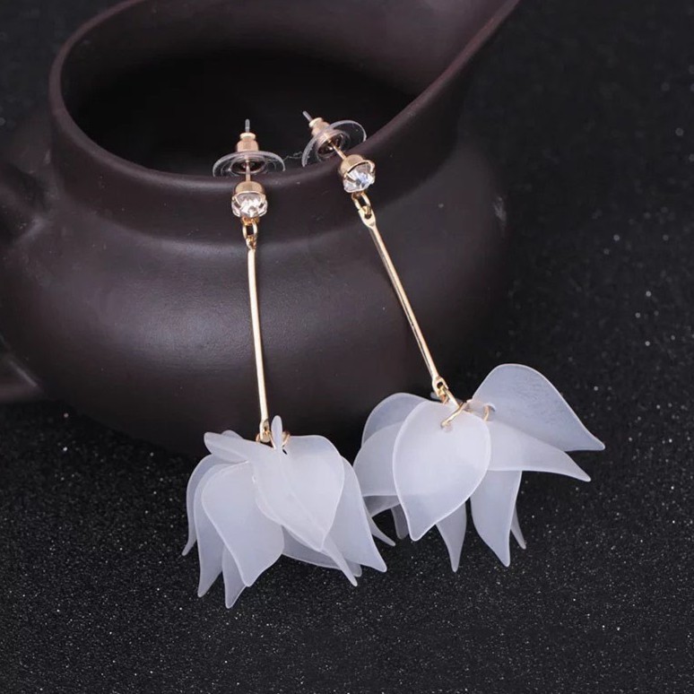 Khuyên tai hàn quốc cánh hoa trắng xinh xắn bông tai nữ sbsx