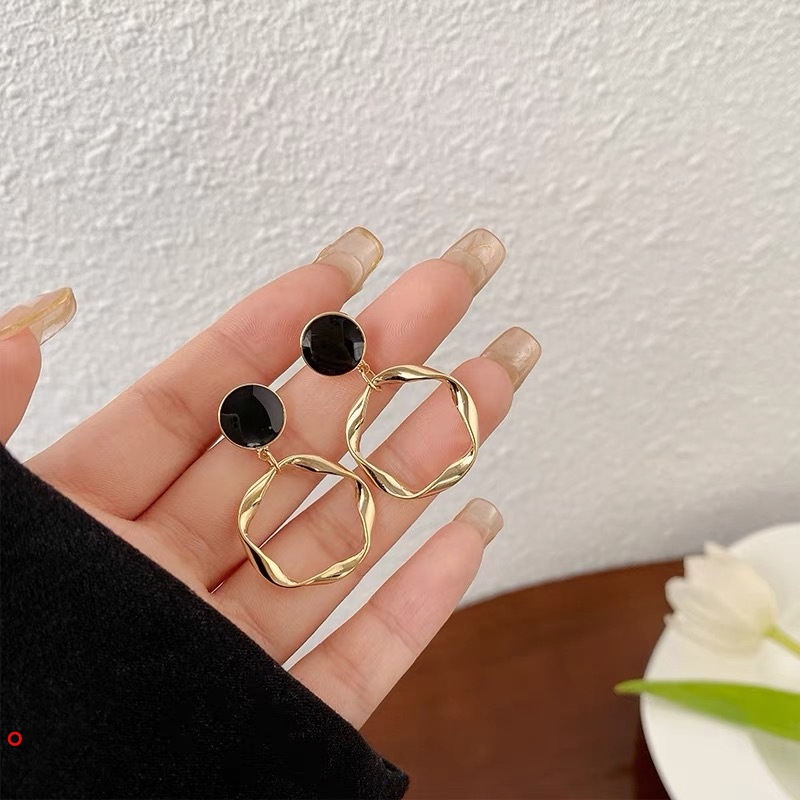 Khuyên tai vòng kim loại màu đen đơn giản cho nữ