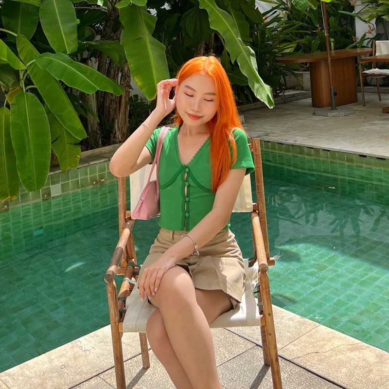 Áo croptop nữ nút bọc phối ren xanh lá AUGETY