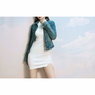 Khoác jean lửng cài nút bướm thêu