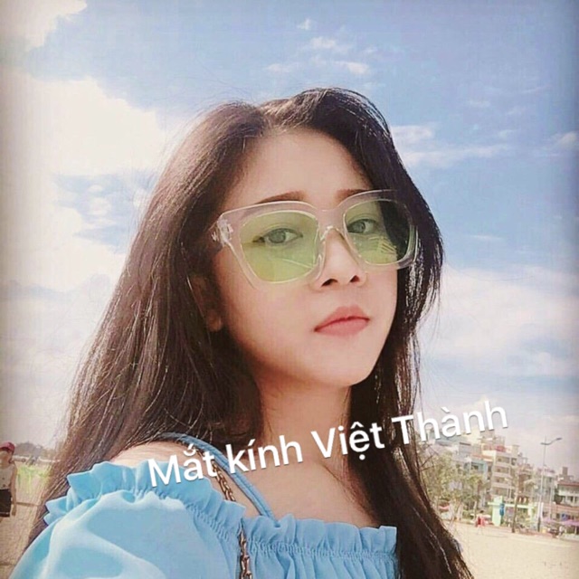 Kính trong suốt màu bản to .