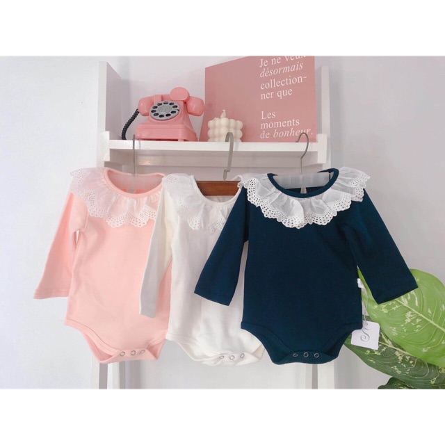 Body dài tay cổ ren bé gái
