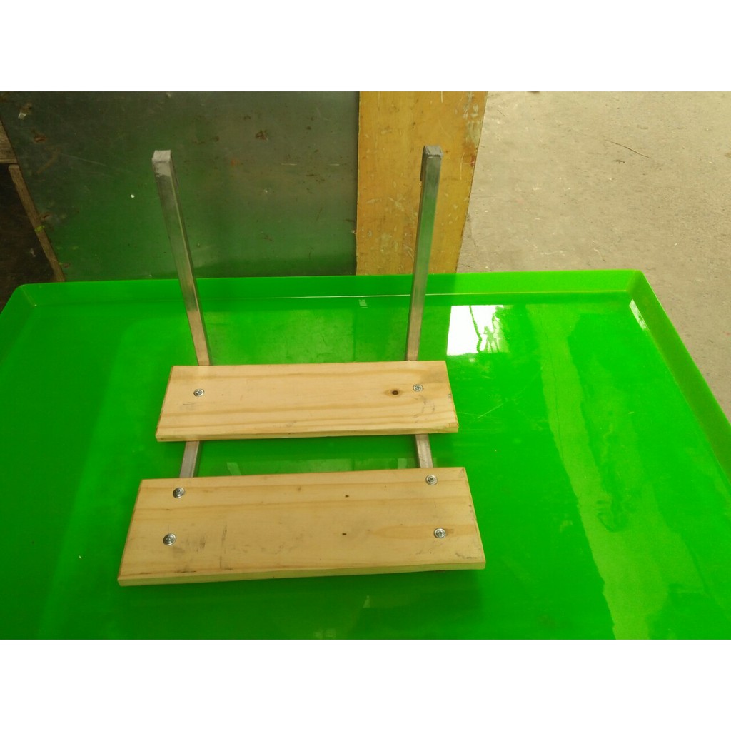 Kệ đứng cho chim, gà tre