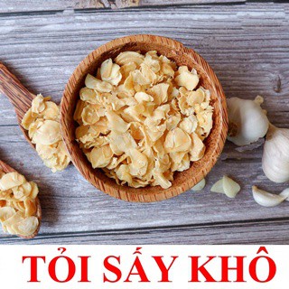 Tỏi thái lát sấy khô sẵn – sản phẩm tiện dụng cho các bà nội trợ bận rộn.