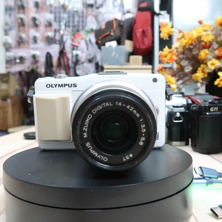 Máy ảnh Olympus E-PM2 kèm kít 14-42 quay, chụp tốt