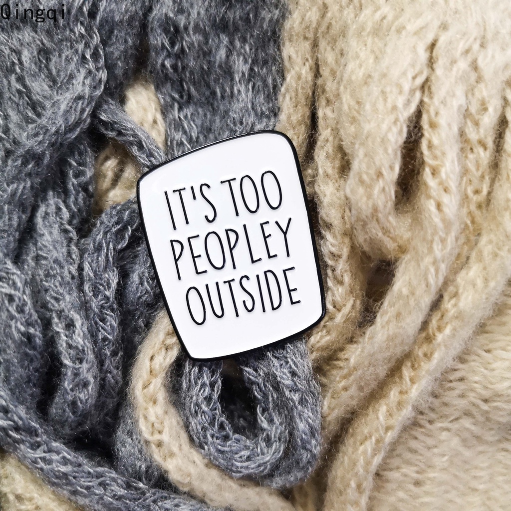 Ghim cài áo Miss Zoe tráng men hình câu nói vui nhộn it's too peopley bên ngoài