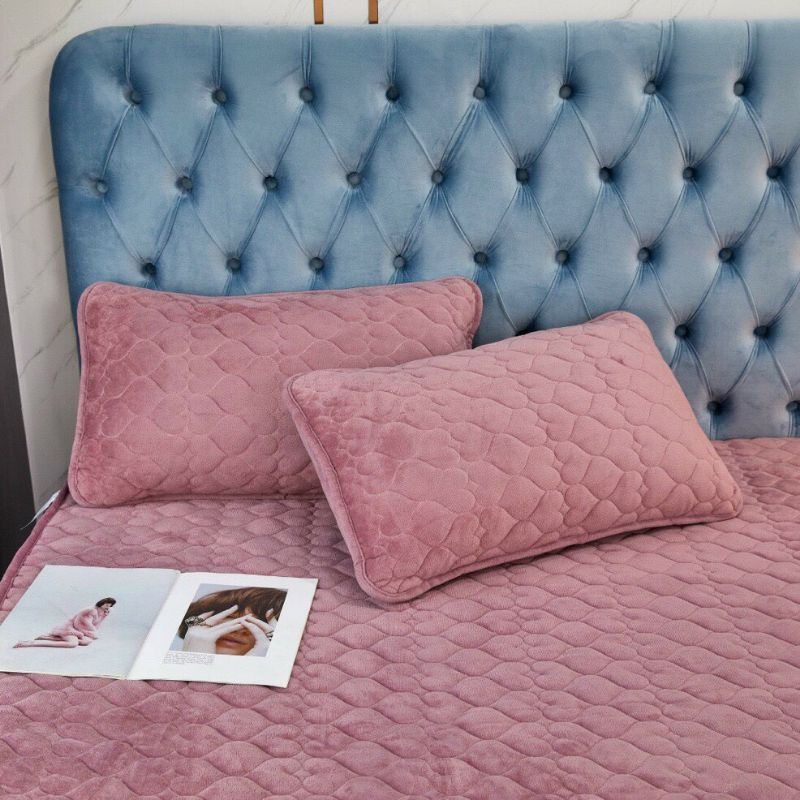 THẢM BỌC ĐỆM NỈ NHUNG TRẦN TIM TẶNG KÈM HAI VỎ GỐI NẰM VÀ 1 GỐI TỰA KÈM RUỘT