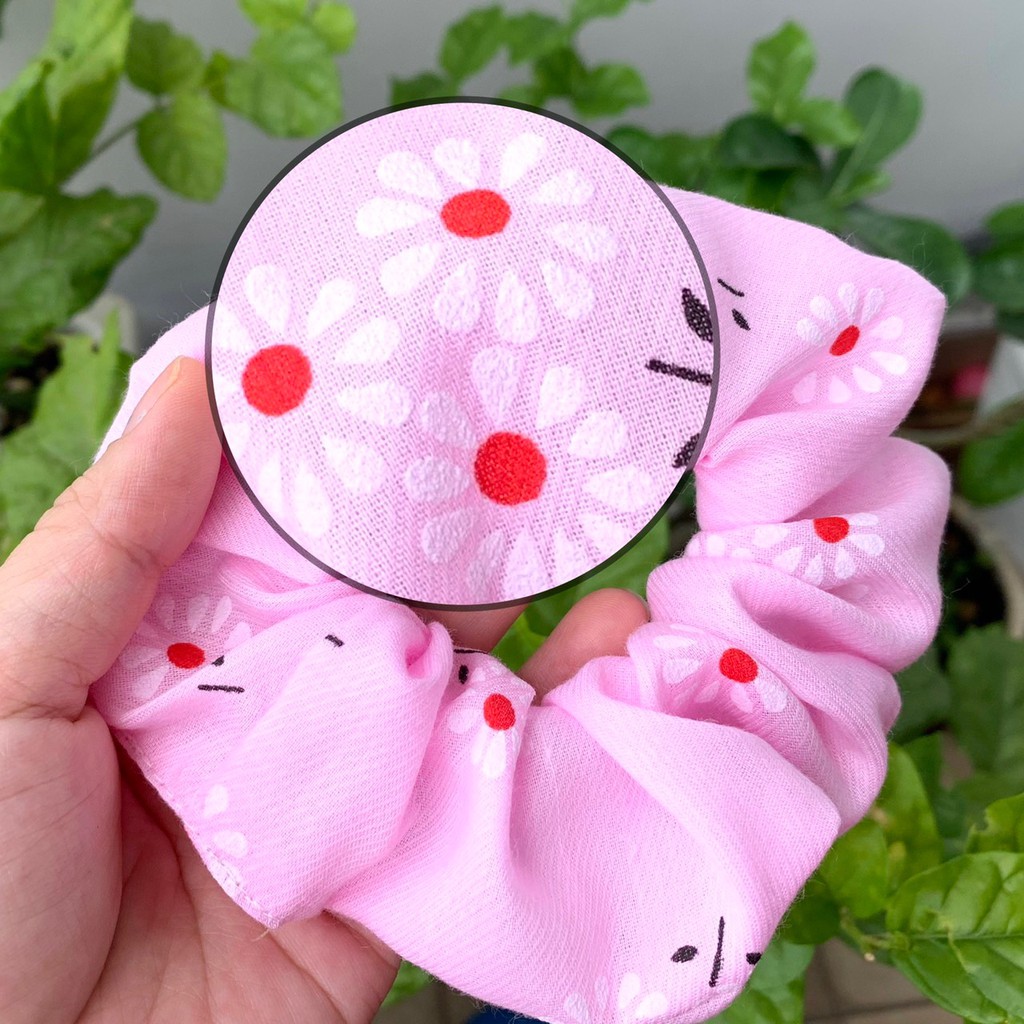 Cột vải scrunchies hoa cúc nhuỵ đỏ
