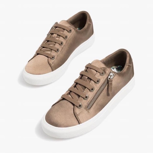 Sneakers Stradivarius xuất dư xịn