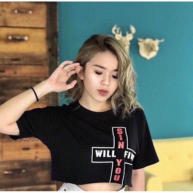 Áo croptop tay ngắn màu đen hình dấu cộng chữ in cực chất