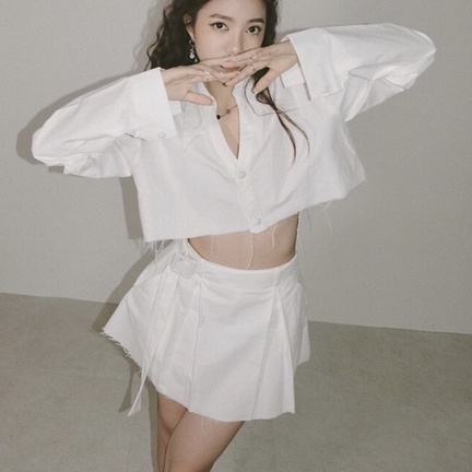 Áo crop top trắng cổ sơ mi tay dài