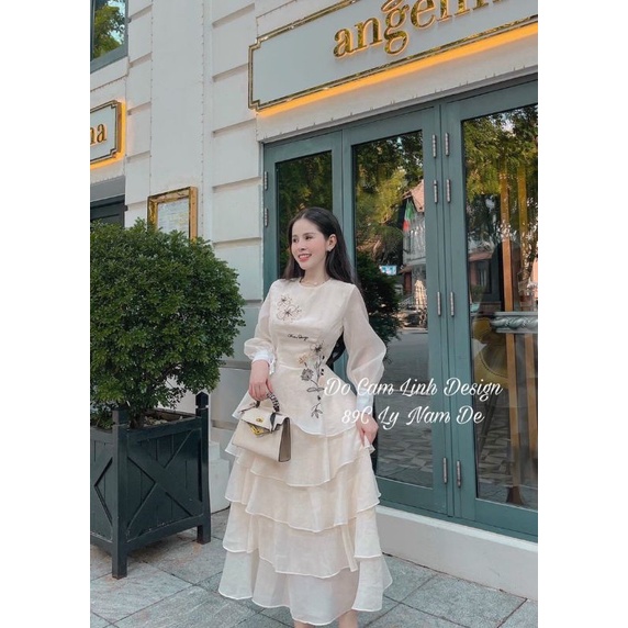 Váy tầng thêu hoa.