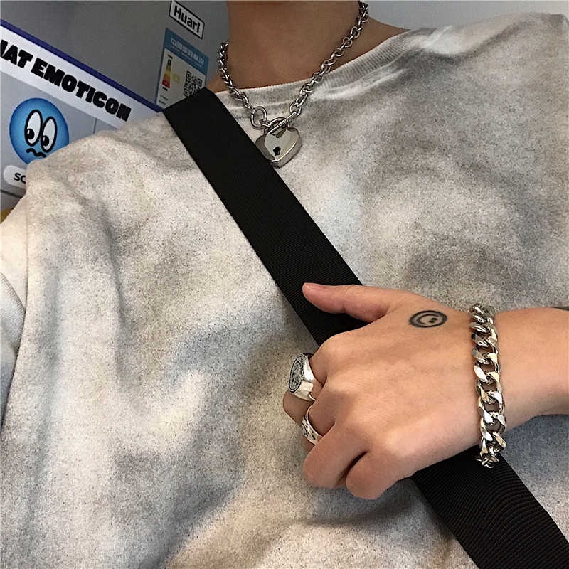Vòng Tay Kim Loại Thiết Kế Mặt Khắc Chữ Cá Tính Sang Trọng Dành Cho Nam Và Nữ