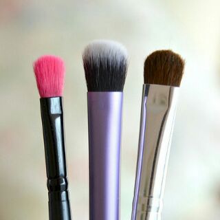 Cọ mắt ELF Essential Eyeshadow