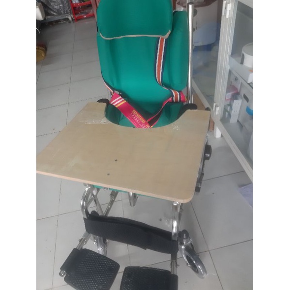 Xe lăn đa năng cho trẻ bại não