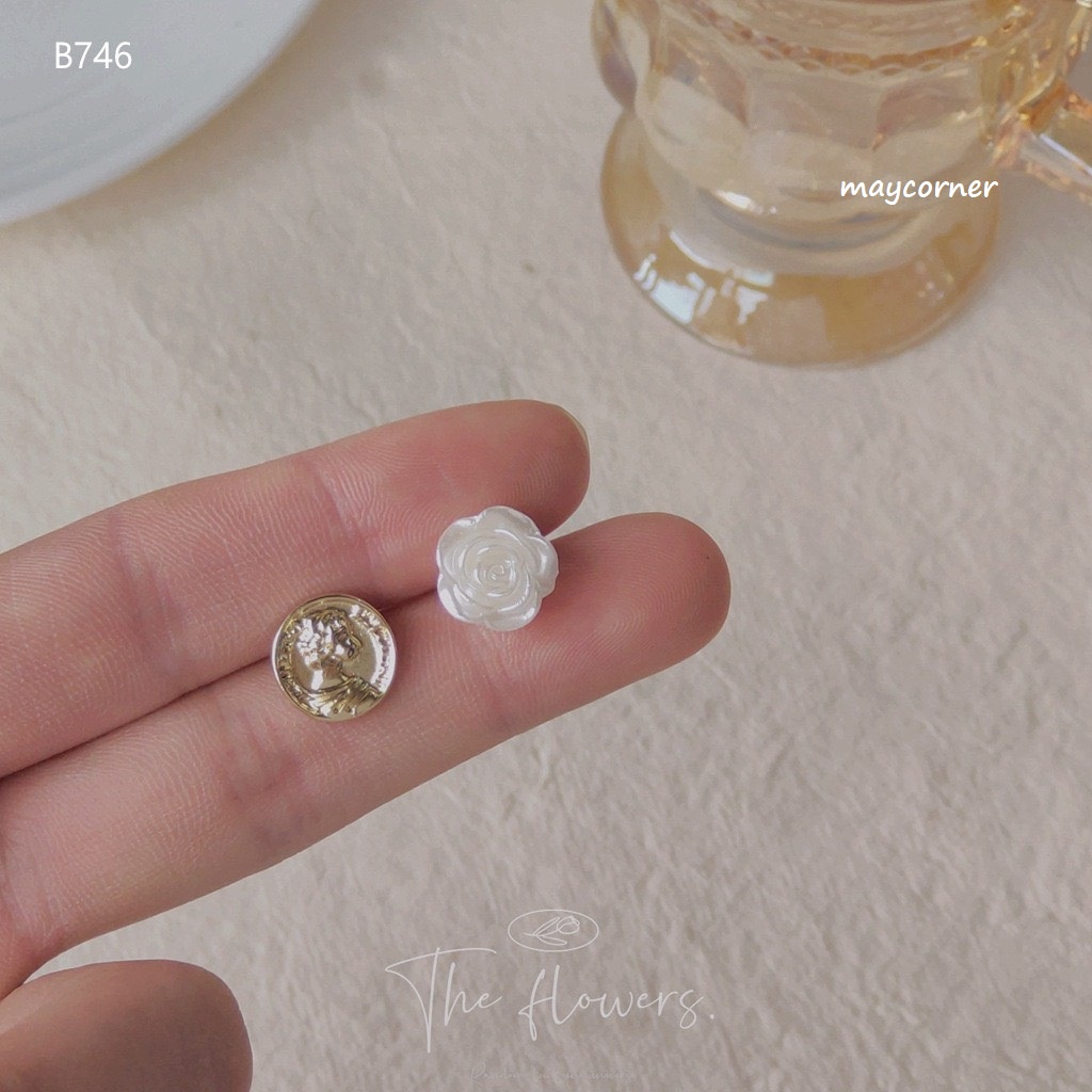 Khuyên tai bất đối xứng hoa đồng xu chốt mạ bạc 925 cao cấp B746