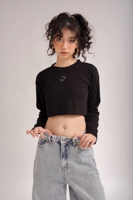 Áo croptop logo nhỏ thêu nổi