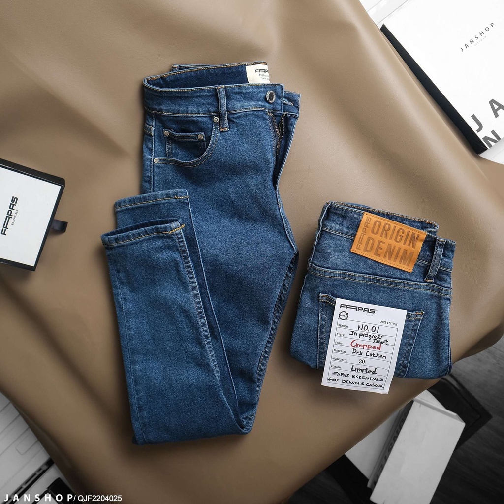 Quần Jean Back To Basic Với Tone Màu Xanh Cổ Điển Được Làm Từ Chất Vải Jean Dày Dặn, Co Giãn Tốt Và Thoải Mái