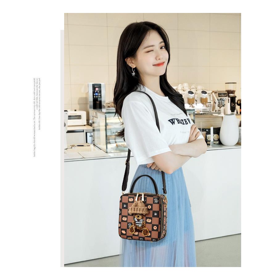 Túi Đeo Chéo Hình Vuông Nhỏ Họa Tiết Gấu Hoạt Hình Màu Tương Phản Thời Trang 2022 Cho Nữ