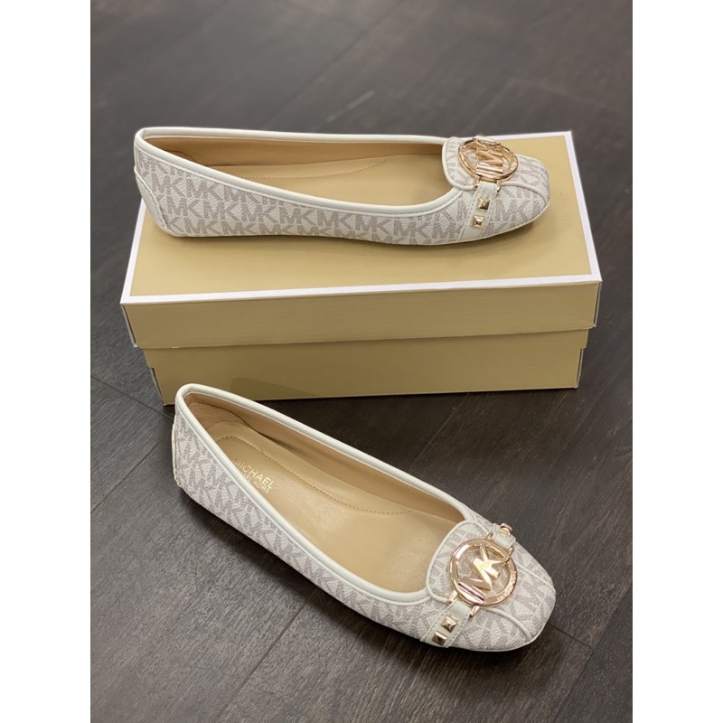 Giầy bệt thần thánh nhà mk