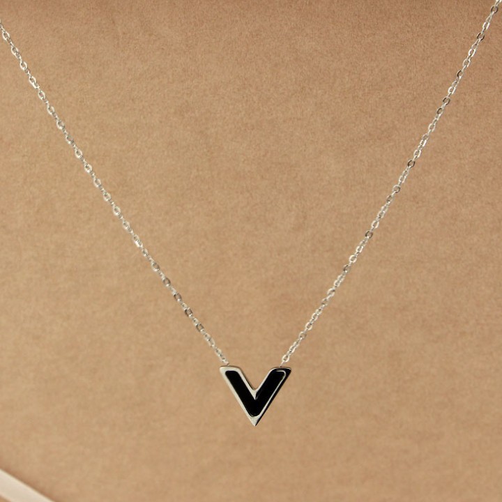 Dây Chuyền Nữ Chữ V Titan Không Đen TT 1125