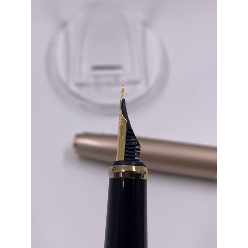 Bút máy Picasso 907 màu hồng kim cao cấp