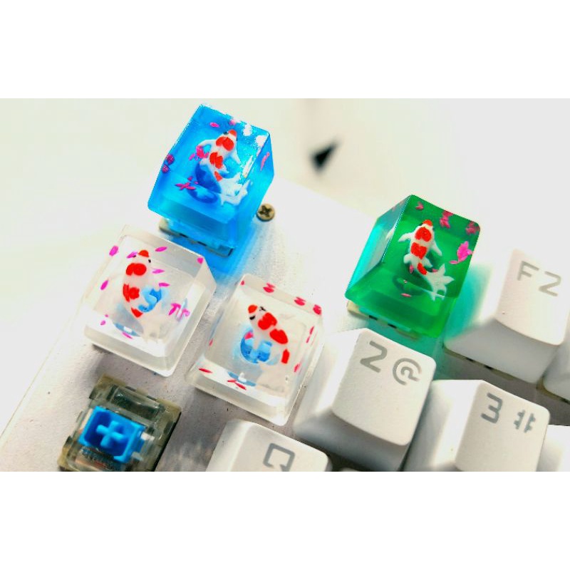 Keycap resin cá koi hiệu ứng cánh hoa anh đào.