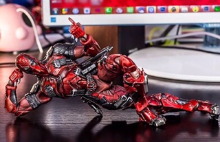 Mô hình kinh điển play arts kai deadpool