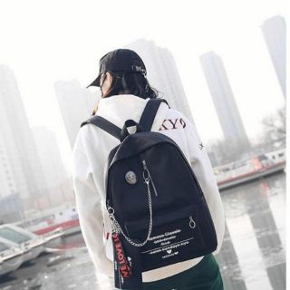 Cặp đi học nam nữ dây xích