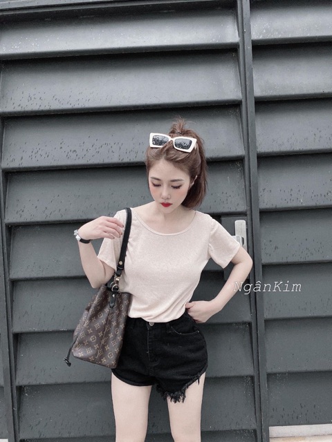 Áo phông xích xẻ V lưng độc lạ (kèm ảnh thật)