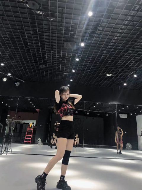 Áo hai dây croptop dáng bra phối khóa đai khoen phong cách hiphop chic punk dancer cá tính năng động