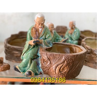 Tượng tiên ông đọc sách bên chậu cây gốm sứ Bát Tràng