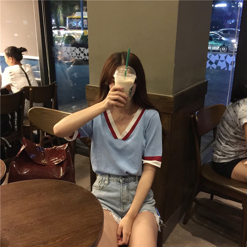 Áo cổ chữ V có viền