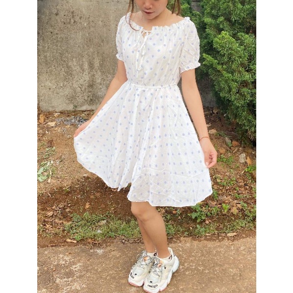 ĐẦM BẸT VAI TRẮNG, CHẤM BI XANH, THẮT NƠ, LƯNG BO CHUN👗, xinh hết nấc. (Hình thật cận chất shop tự chụp nhé.