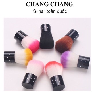 Chổi phủi bụi nail , cọ phủi bụi nail cán ngắn.