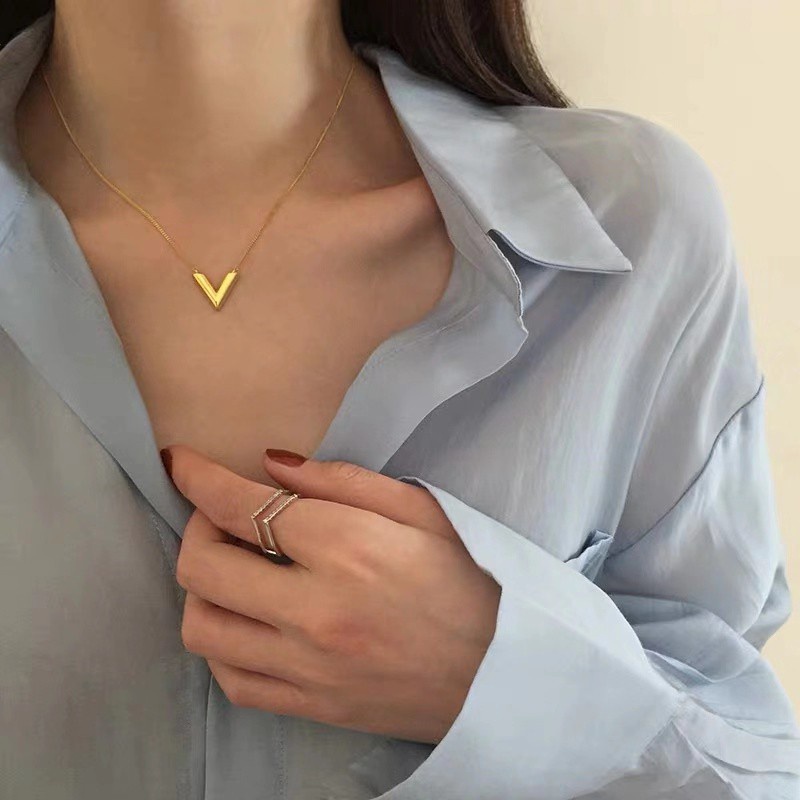 Vòng cổ Thép Titan Mặt Chữ V Thời Trang Cho Nữ
