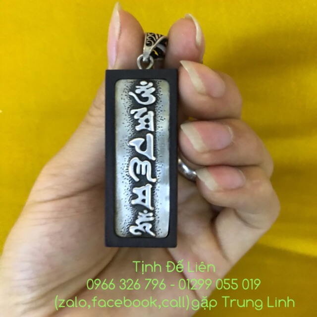 Mặt dây chuyền bạc bọc gỗ khắc thần chú om mani padme hum