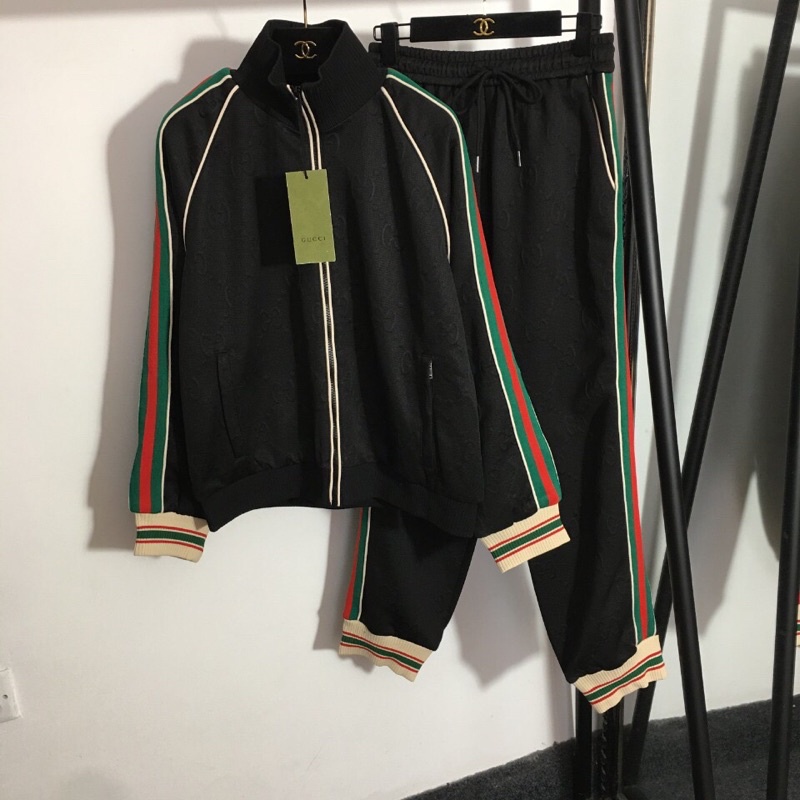 Bộ đồ thể thao mới nữ Gucci hoa văn tối màu sọc vải cổ đứng áo khoác kéo dài tay quần lưng thun.