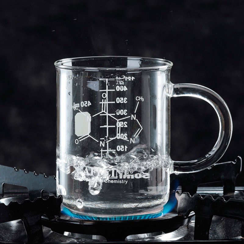 Ly thủy tinh có vạch đo ml và sơ đồ hóa học