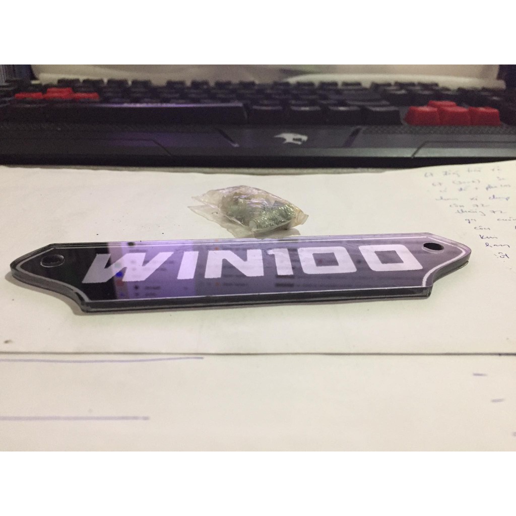 Logo win 100 cho xe win - màu ngẫu nhiên đen hoặc đỏ