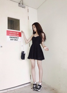 Đầm đen ren đan lưng