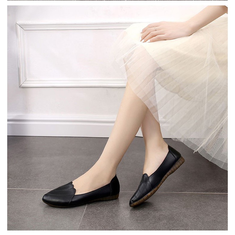 Giày lười nữ da mềm mũi tròn đế bệt cao 2cm đen kem
