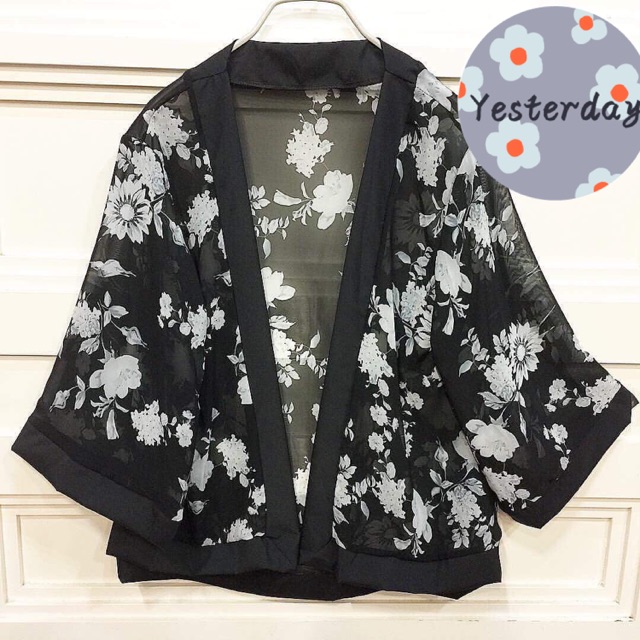 Áo kimono nền đen hoa trắng