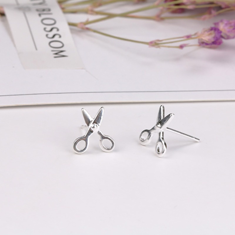 Khuyên tai hình kéo mạ bạc