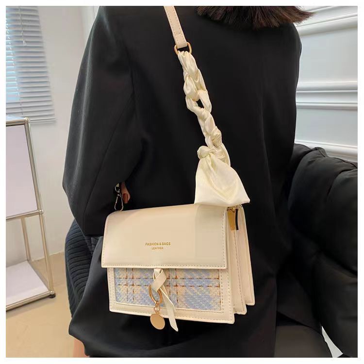 Túi xách nữ dây chuyền mùa hè phổ biến của năm nay