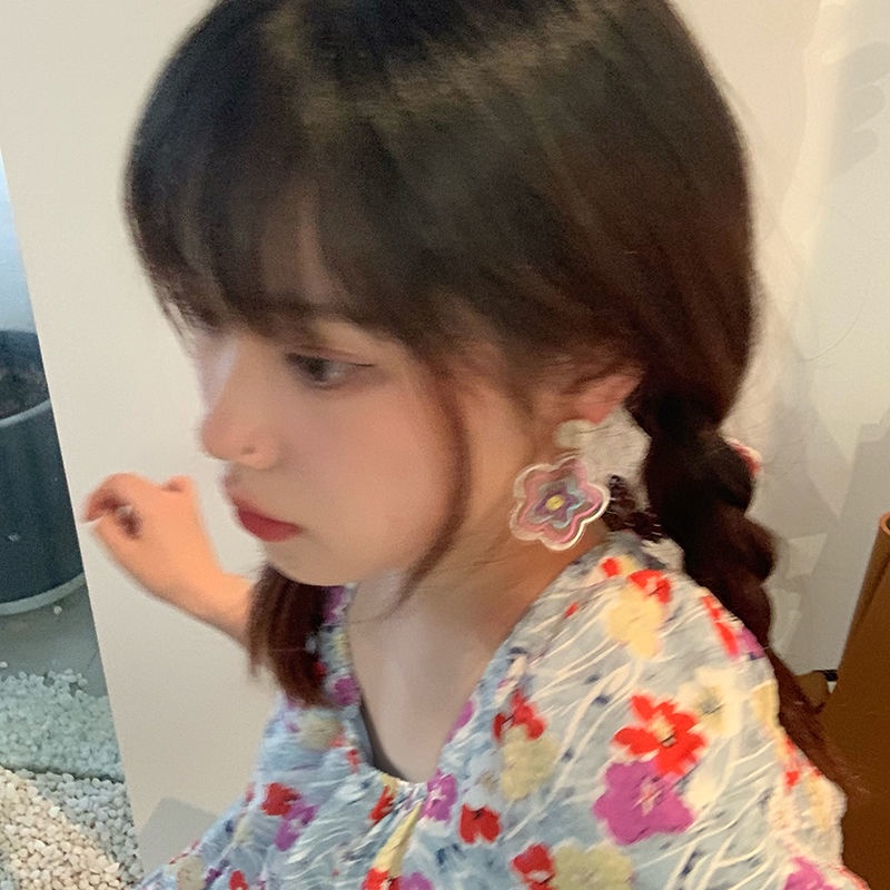 Bông tai hình hoa trong suốt màu sắc nổi bật